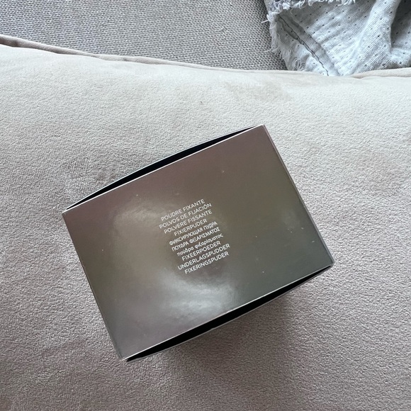 Laura Mercier - translecent loose setting powder - Picture 3 of 5